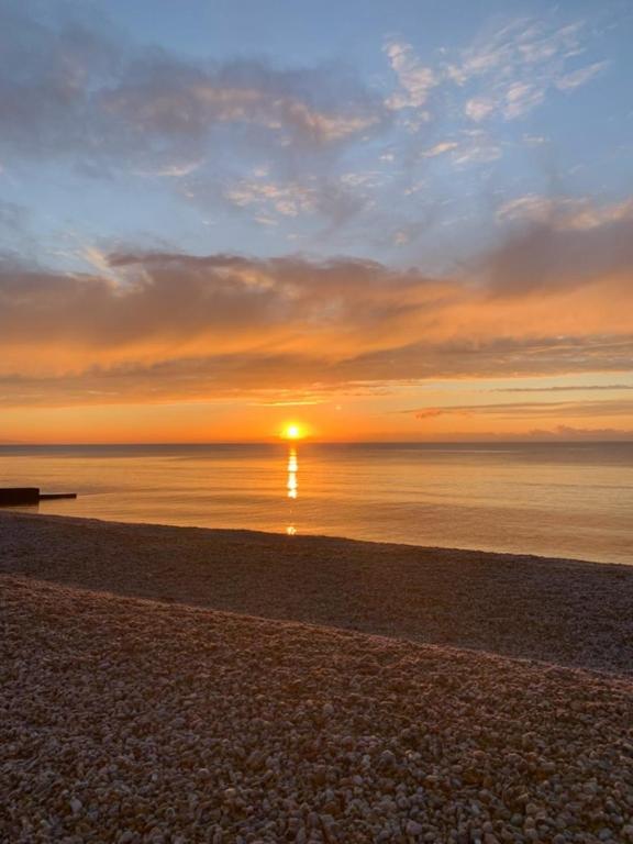 Vitamin Sea With A Sea View And Parking Lyme Regis Exterior foto